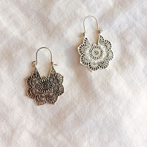 bohemian hoop flower earrings H78 - Picture 2 of 3